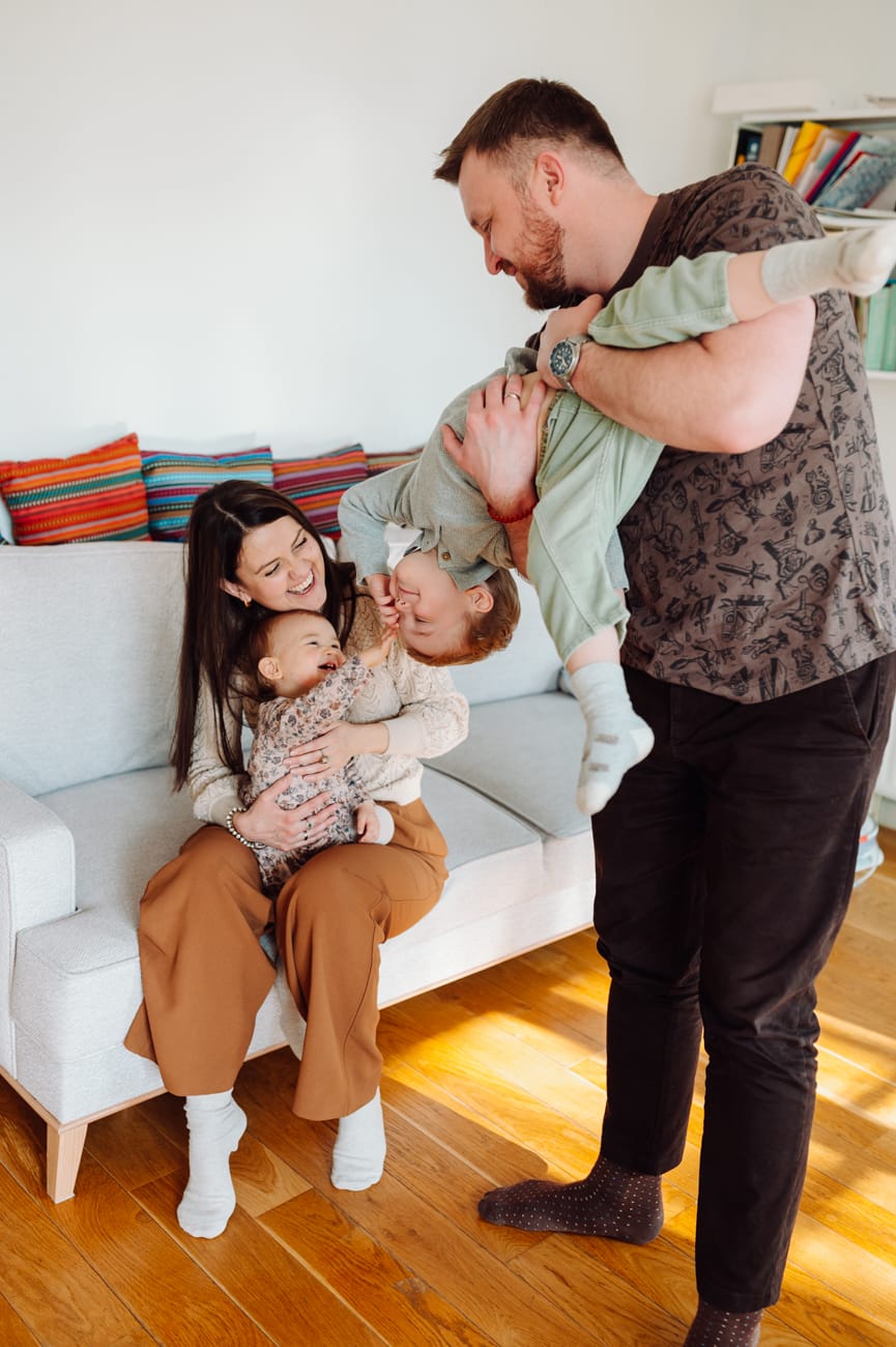 Dzieci śmieją się z mamą sesja w domu Sopot