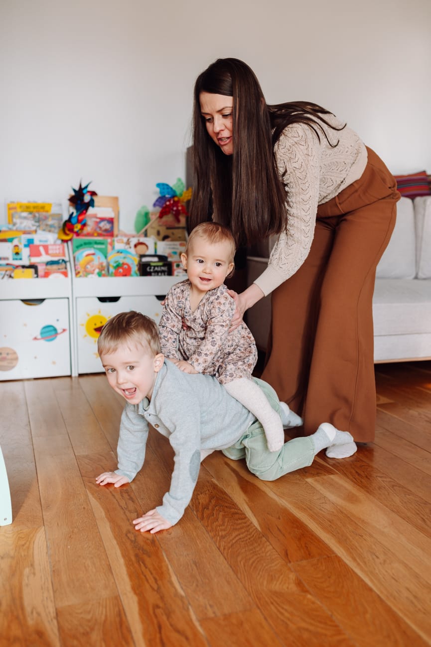 Dzieci bawią się na podłodze sesja Sopot