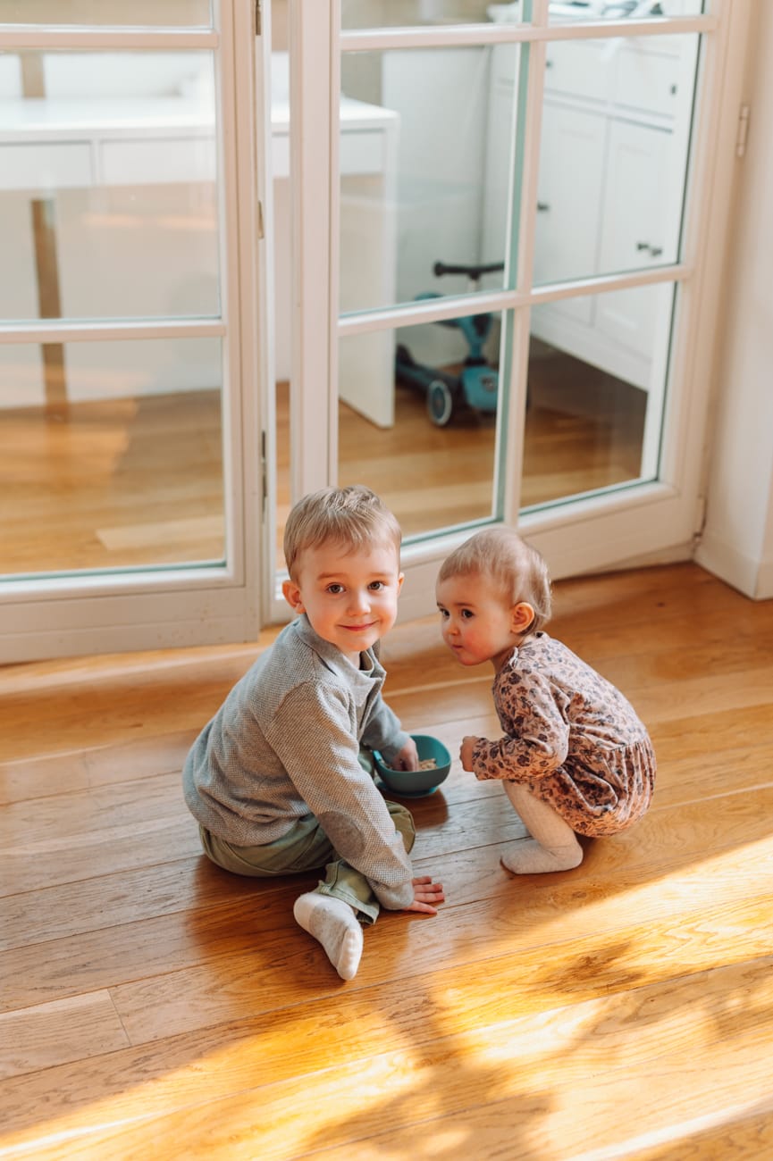 Dzieci na podłodze naturalne światło sesja Sopot