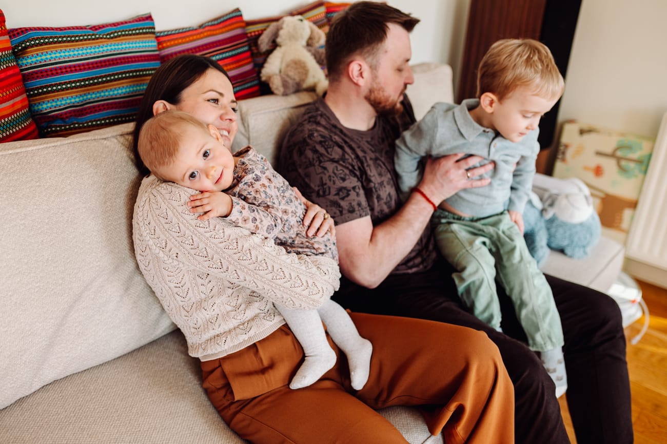 Rodzina na kanapie sesja rodzinna w domu Sopot