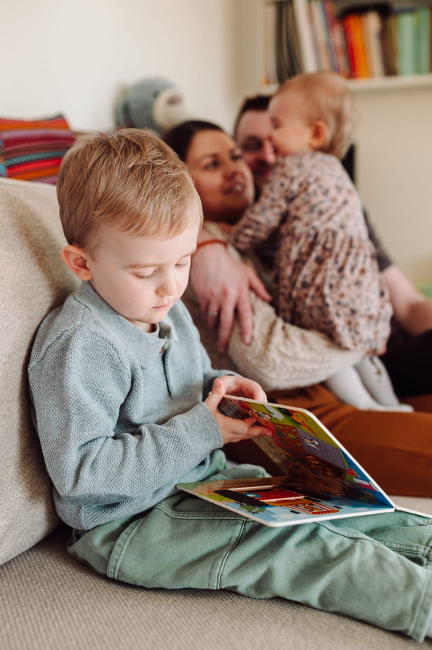Rodzeństwo ogląda książeczkę sesja rodzinna Sopot