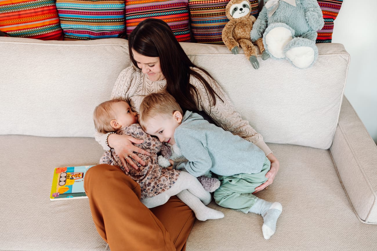 Karmienie piersią rodzeństwo obok sesja w domu