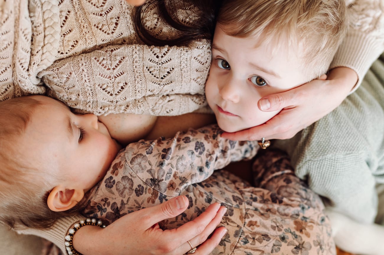 Mama karmi piersią syn przytula sesja Sopot