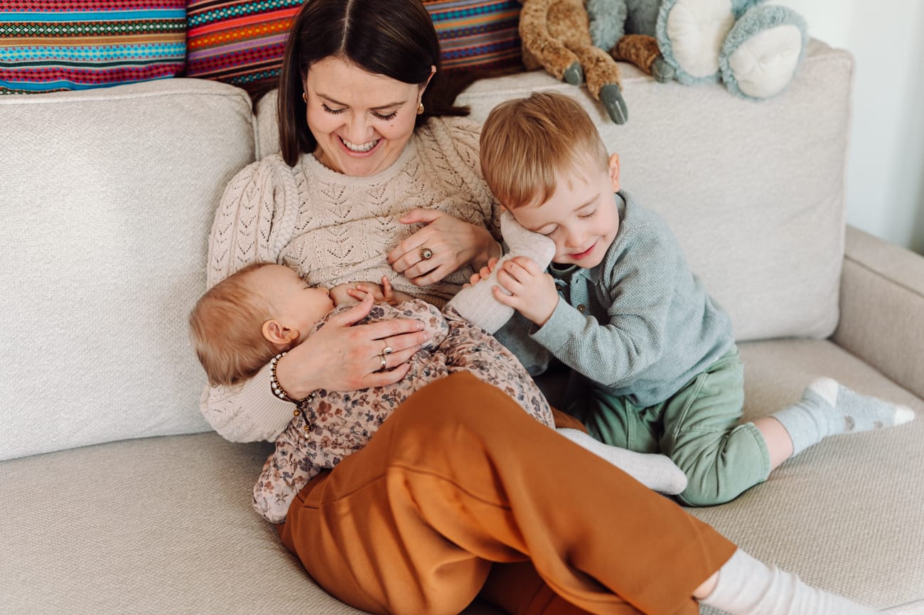 Brat zaczepia siostrę przy karmieniu sesja w domu