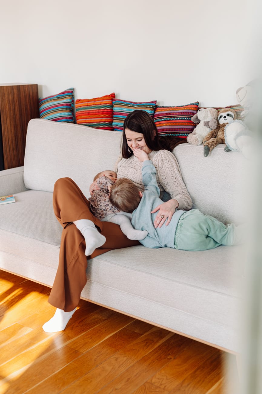 Mama karmi piersią syn się bawi sesja Sopot