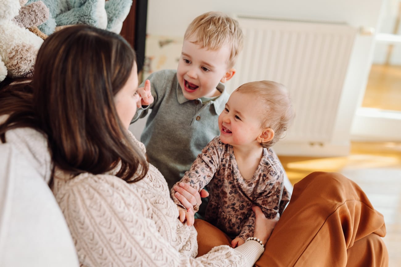 Dzieci bawią się z mamą na kanapie sesja Sopot