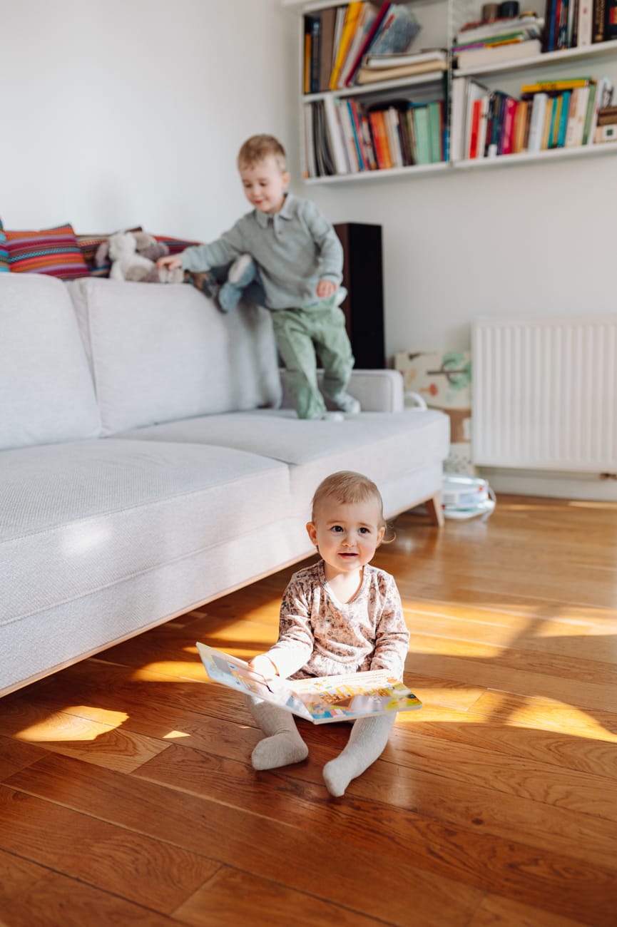 Dzieci bawią się z mamą na kanapie sesja Sopot