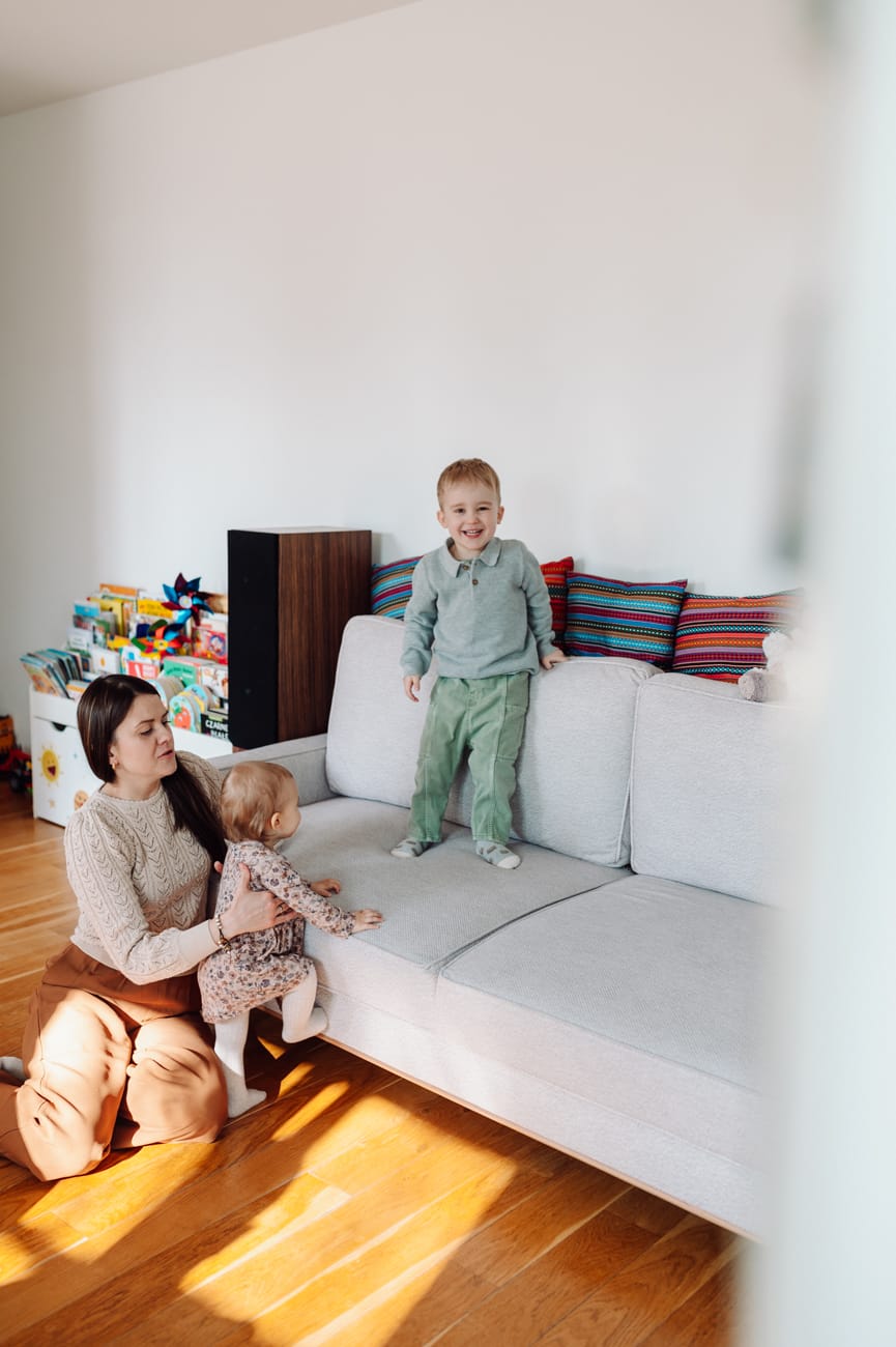 Dzieci bawią się sesja rodzinna w domu Sopot