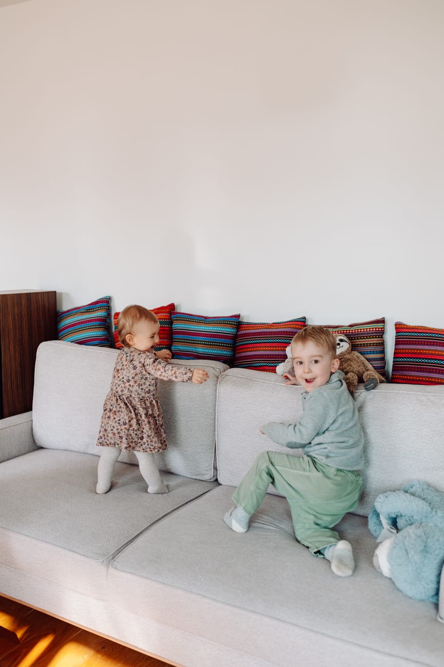 Dzieci na kanapie sesja rodzinna w domu Sopot