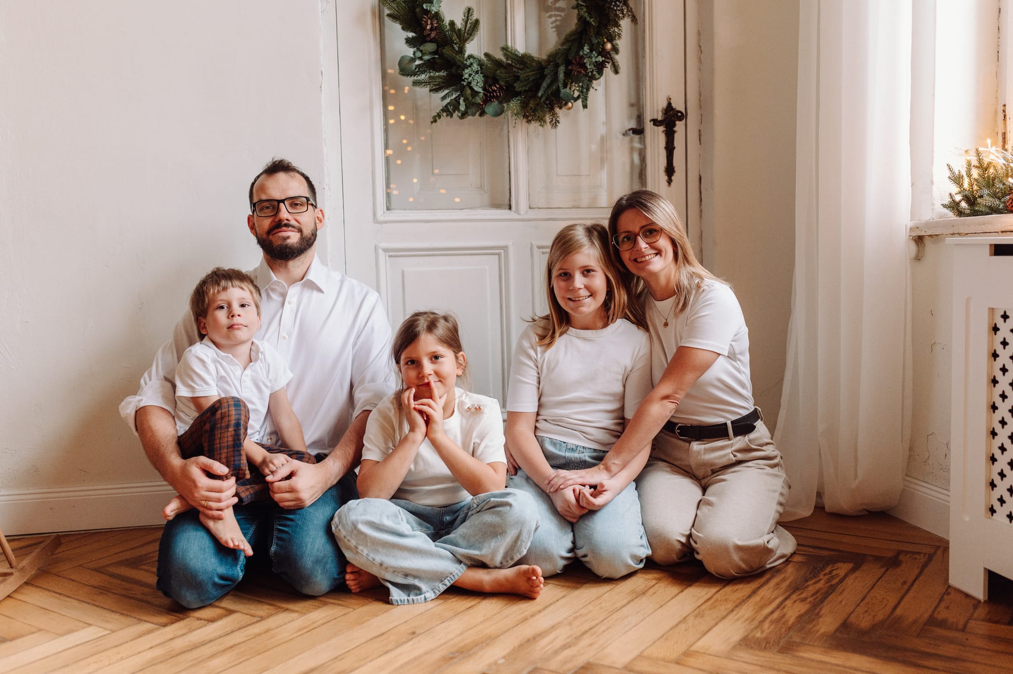 Portret rodziny na tle świątecznego wieńca, sesja świąteczna Studio Matejki, Wrzeszcz
