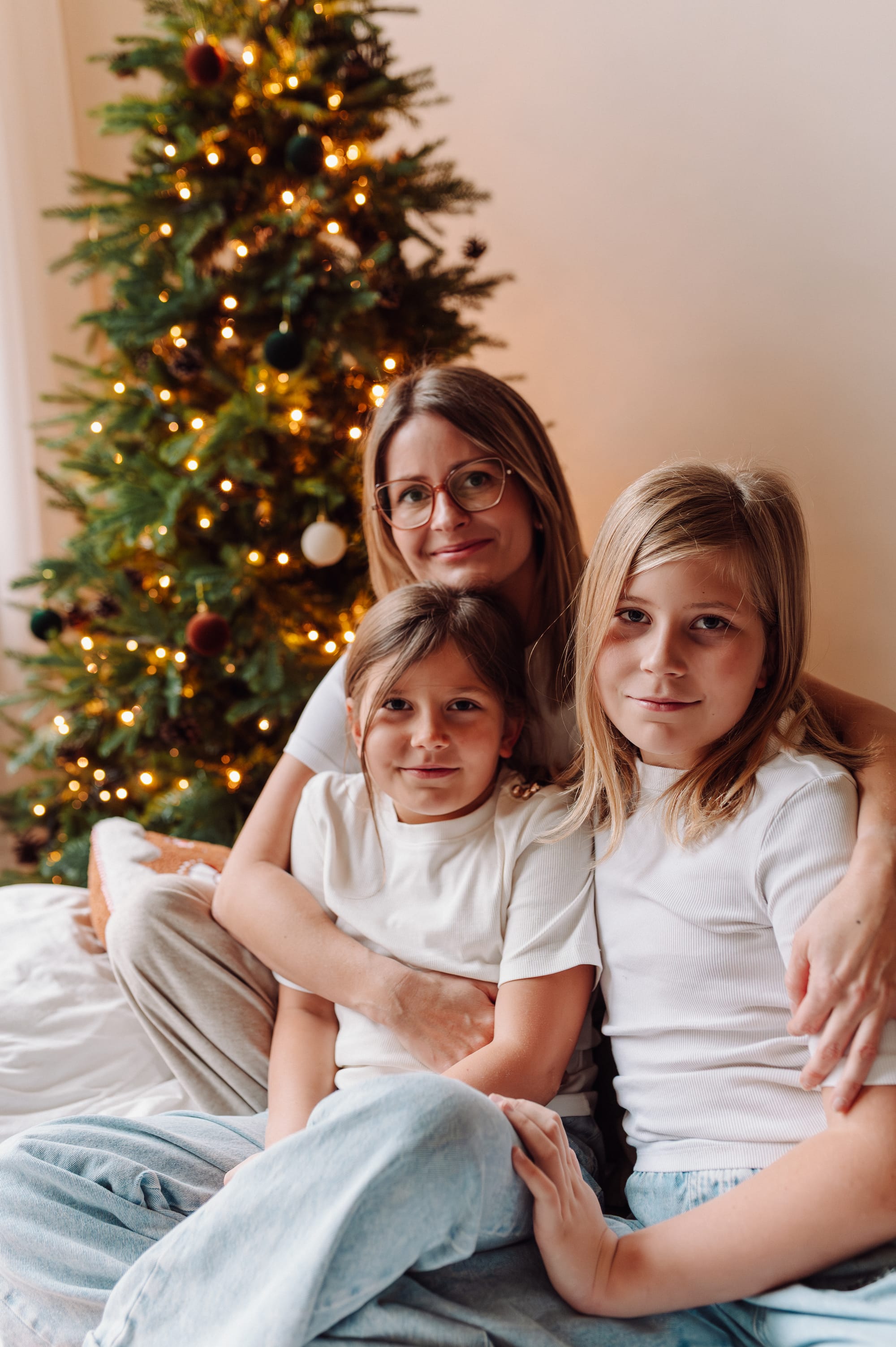 Mama z córkami na łóżku, sesja świąteczna w Studio Matejki, Wrzeszcz