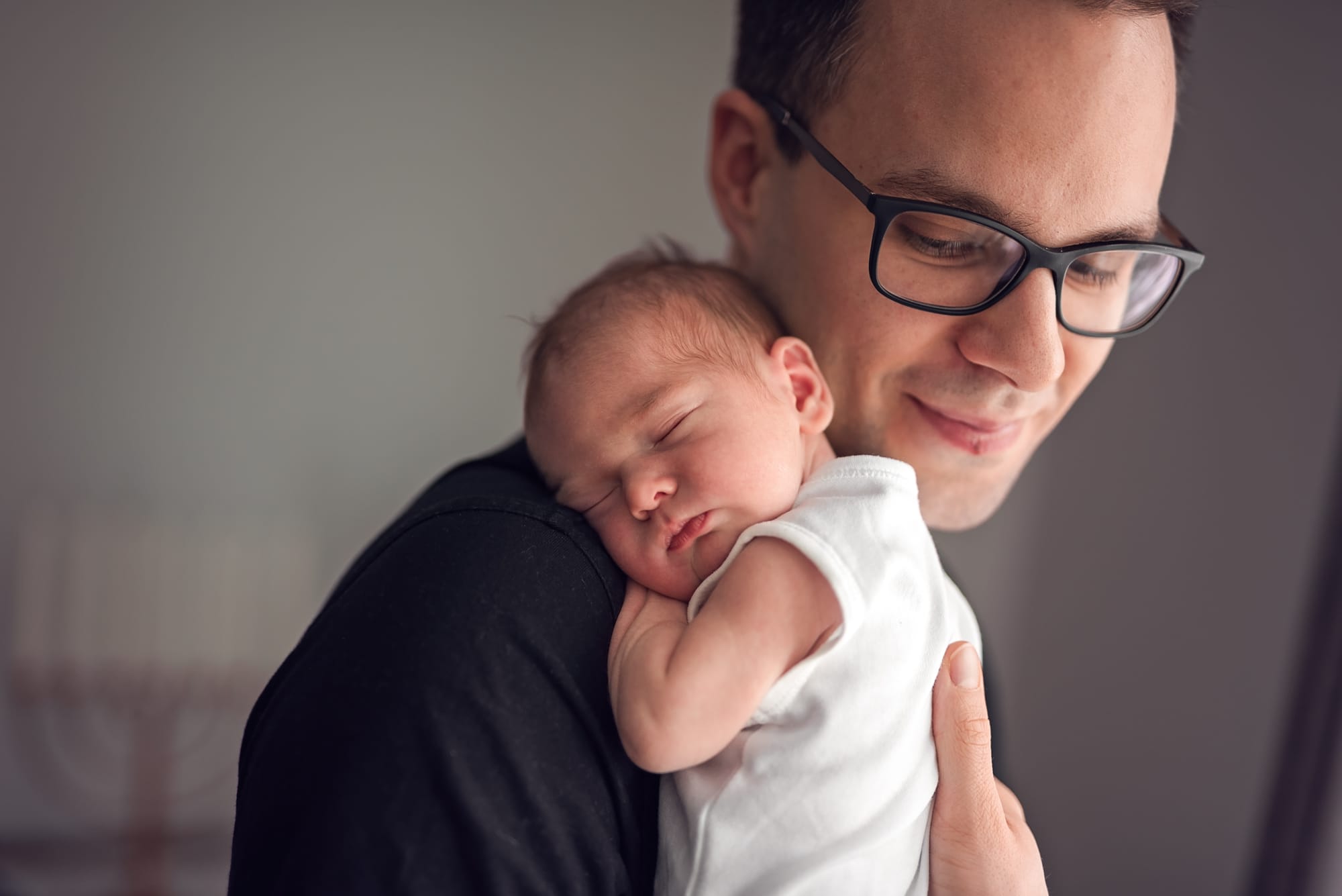 Tata z noworodkiem sesja w jasnym pokoju