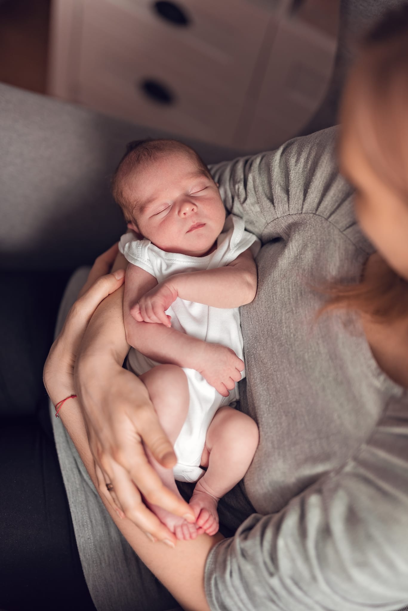 Noworodek portret sesja w domu naturalne światło