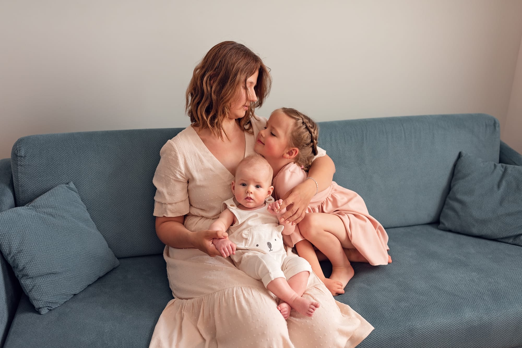 mama z dziećmi na kanapie sesja rodzinna Gdańsk
