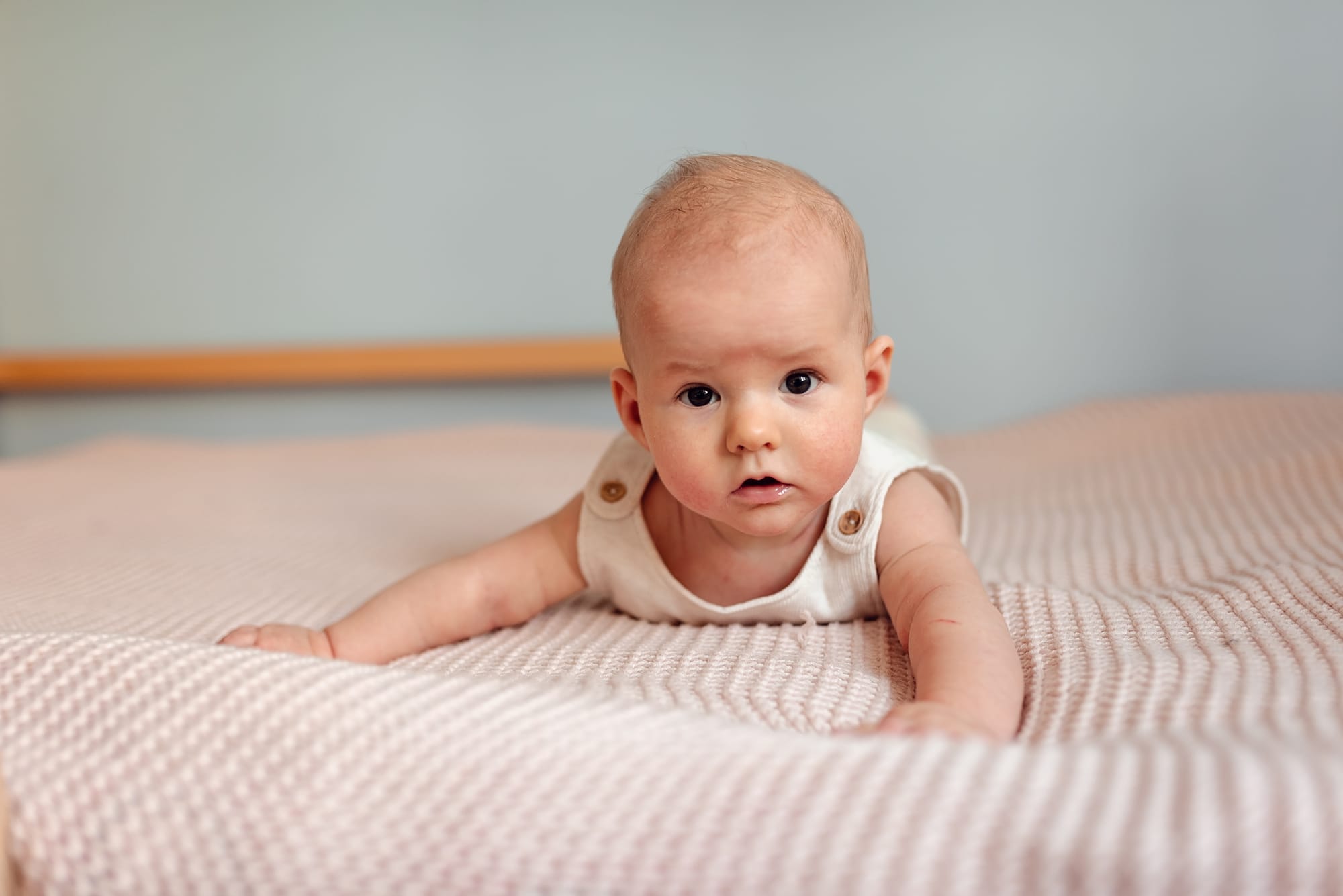 Portret niemowlaka sesja rodzinna w domu