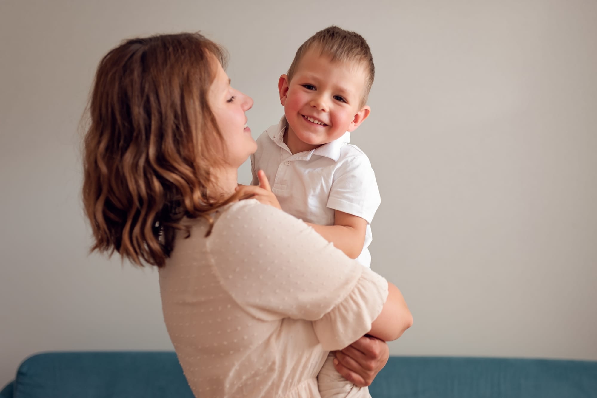 Mama przytula synka domowe fotografie rodzinne Gdańsk