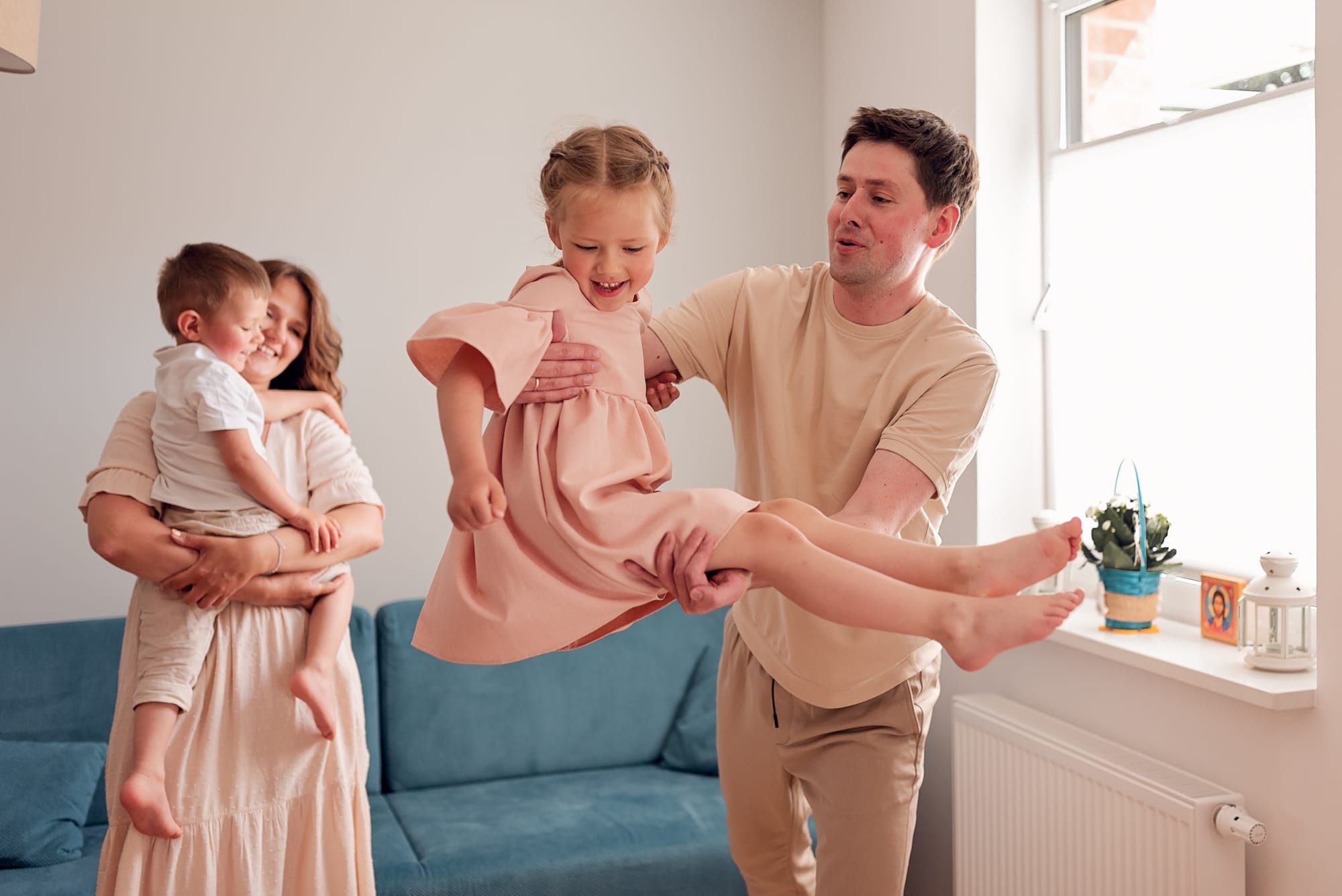 Rodzina i zabawa sesja rodzinna w domu Gdańsk