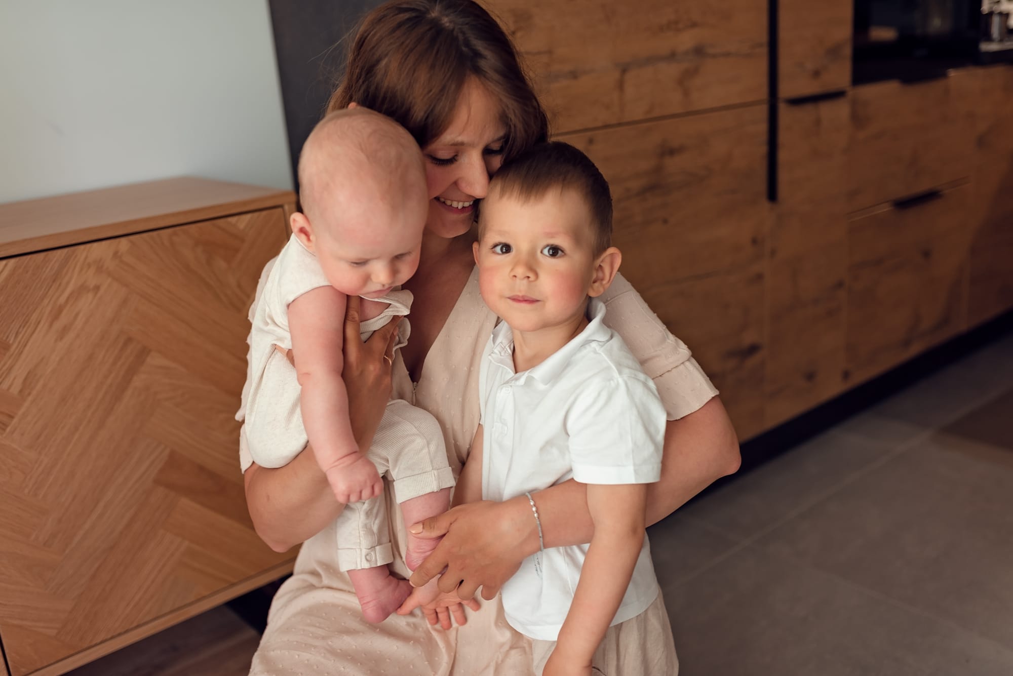 Mama z dwoma synkami fotografie rodzinne zabawa z dziećmi Gdańsk
