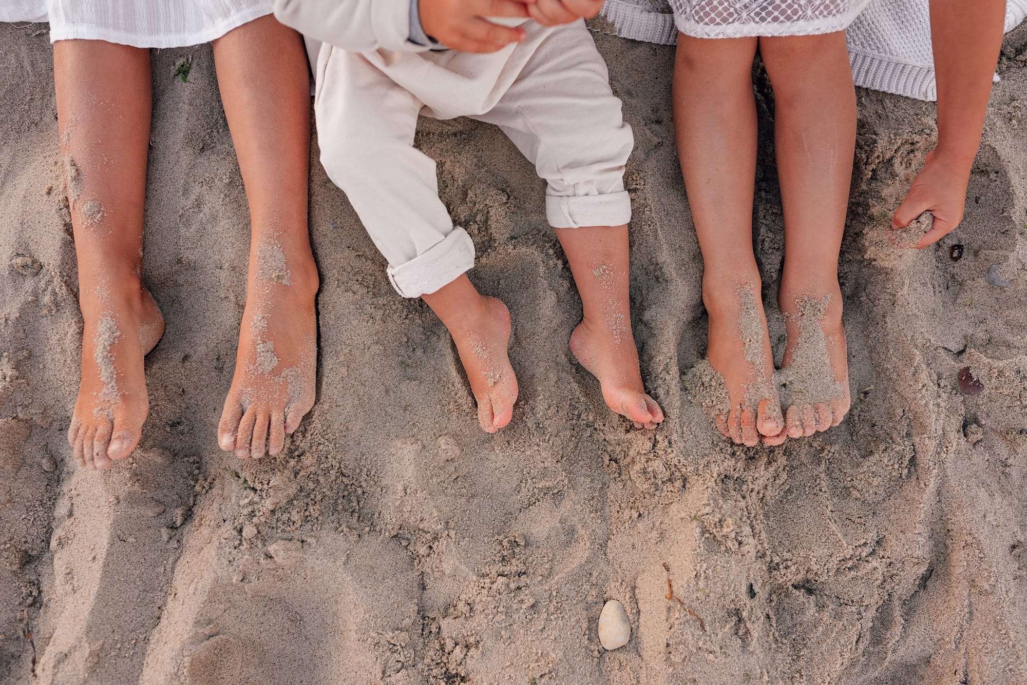 Stopy rodzeństwa na plaży sesja rodzinna Gdynia
