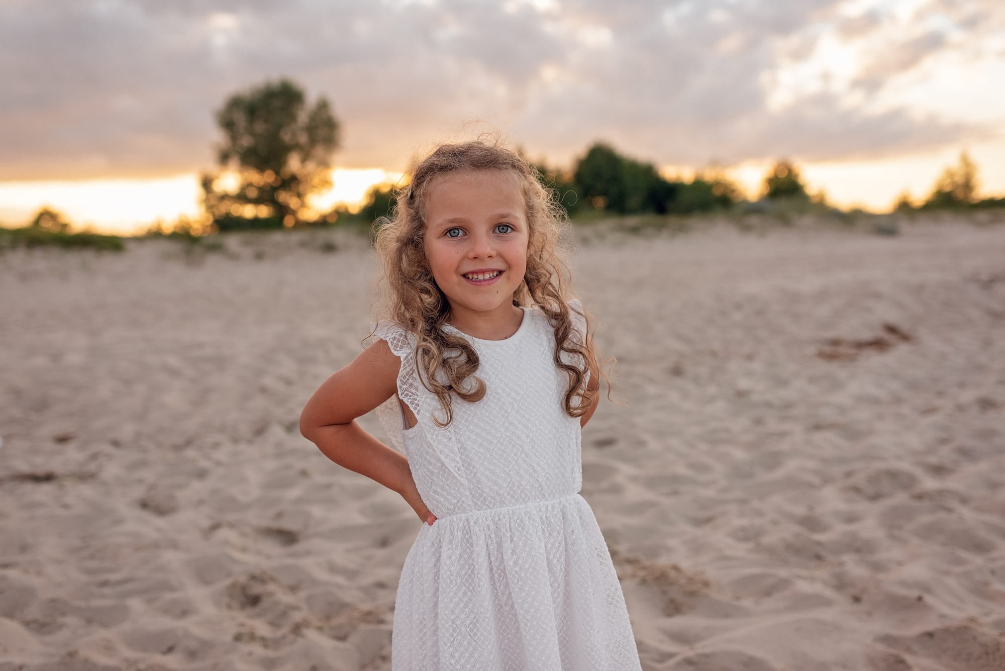 Portret dziewczynki nad morzem sesja rodzinna Gdynia