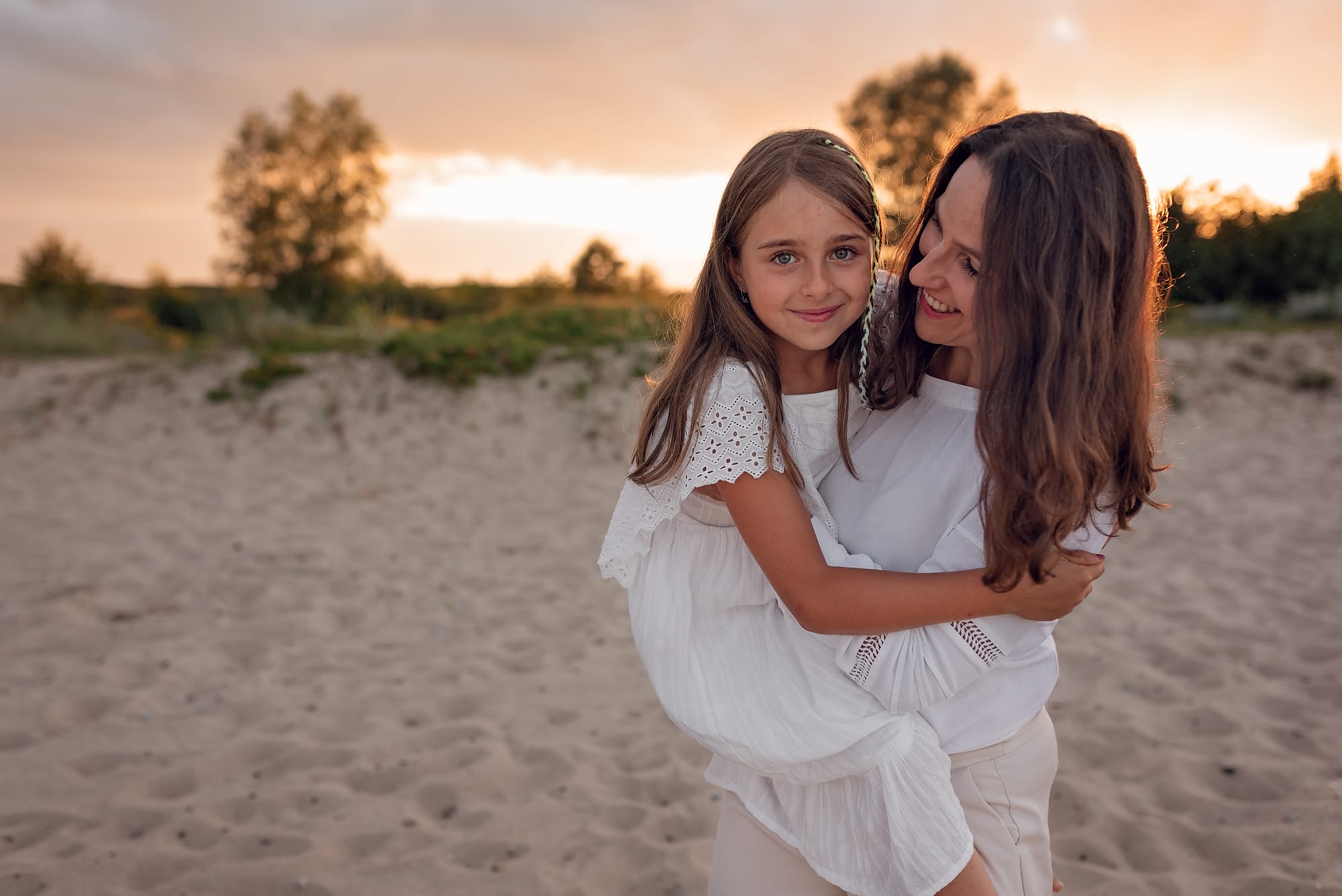 Mama z córką na rękach sesja rodzinna nad morzem
