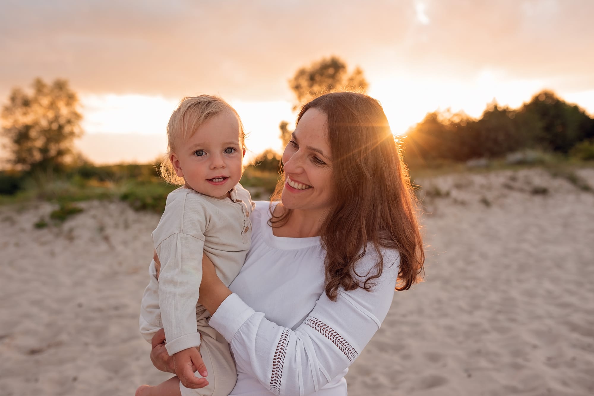 Mama z synkiem zachód słońca sesja rodzinna na plaży
