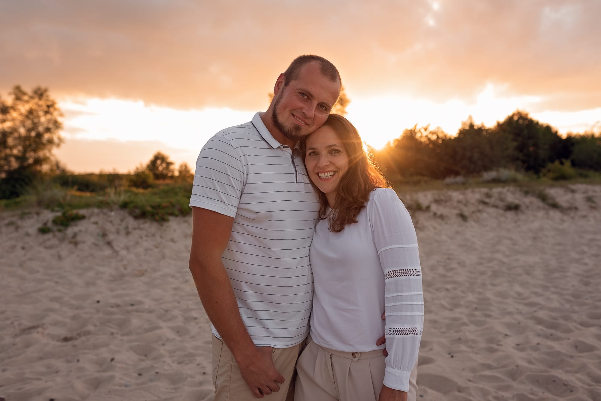Rodzice na plaży zachód słońca sesja rodzinna Gdynia