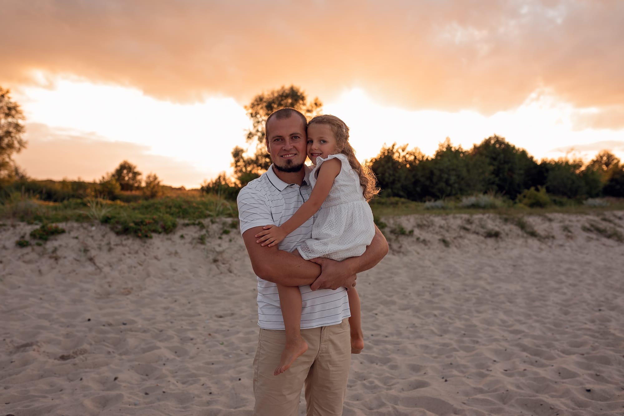 Tata z córką sesja rodzinna na plaży Gdynia