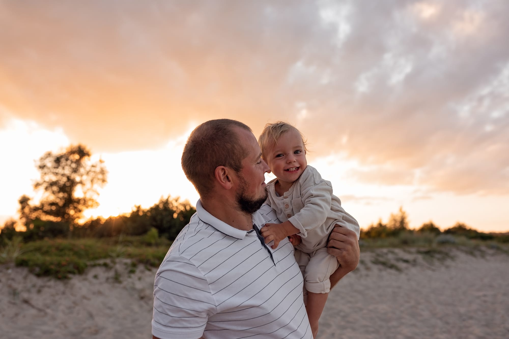 Tata z synem sesja rodzinna na plaży Gdynia