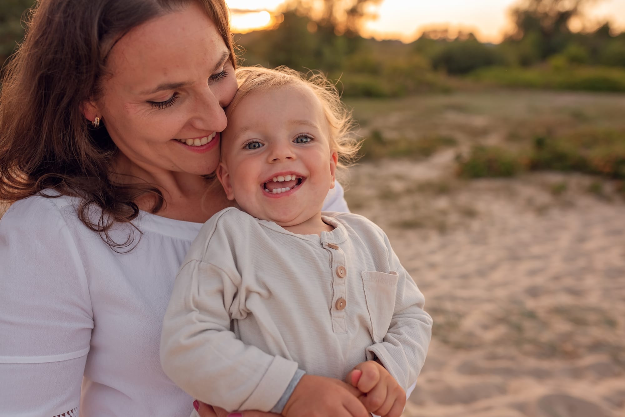 Mama z synem na plaży sesja rodzinna