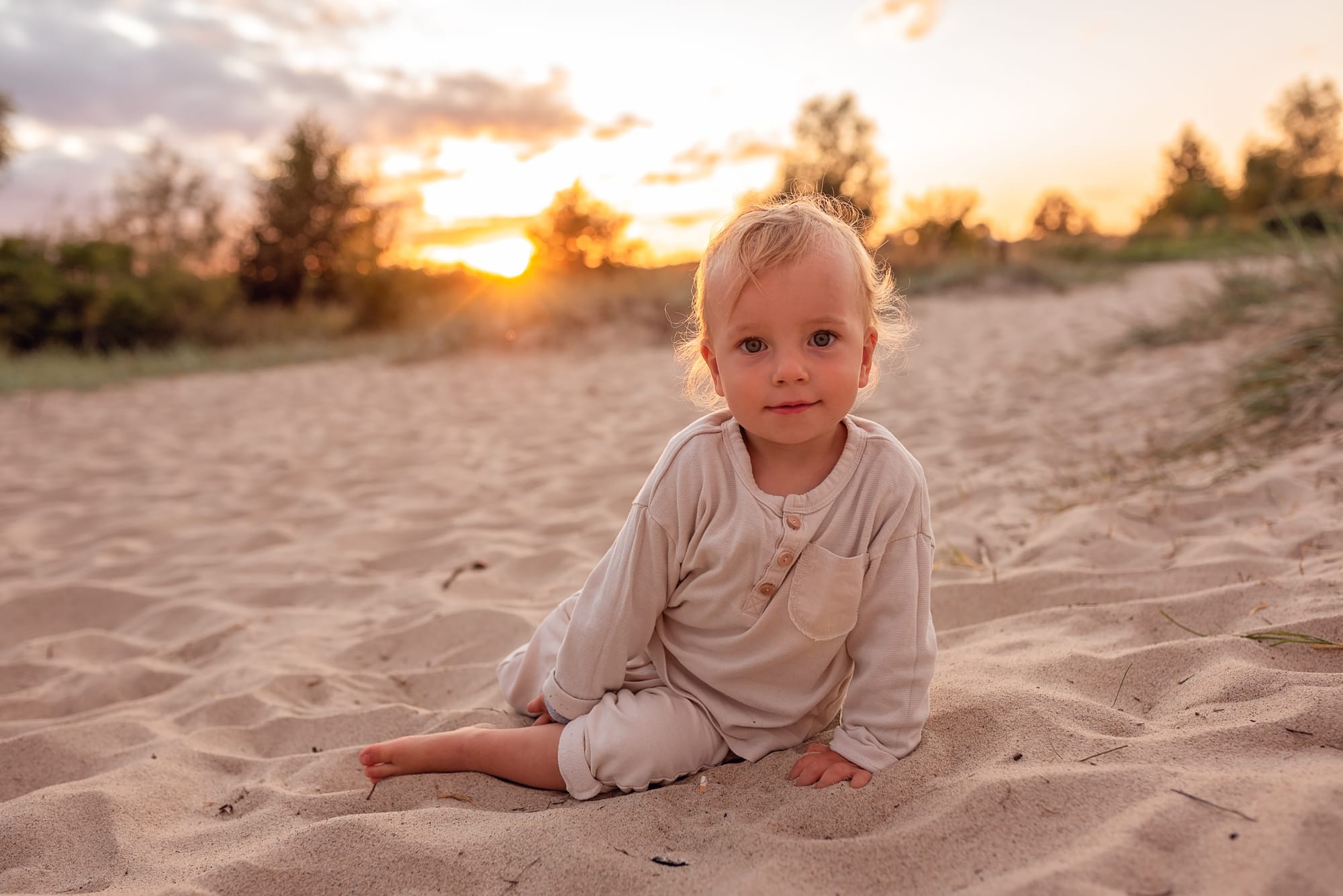 Portret chłopca złota godzina na plaży sesja rodzinna Gdynia