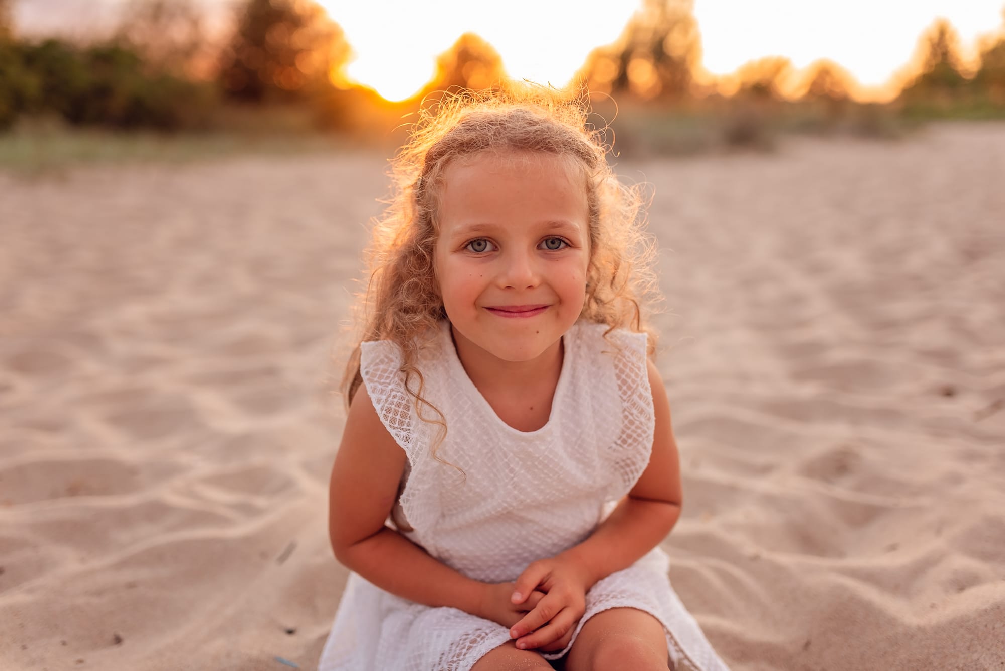 Portret dziewczynki zachód słońca na plaży sesja rodzinna Gdynia
