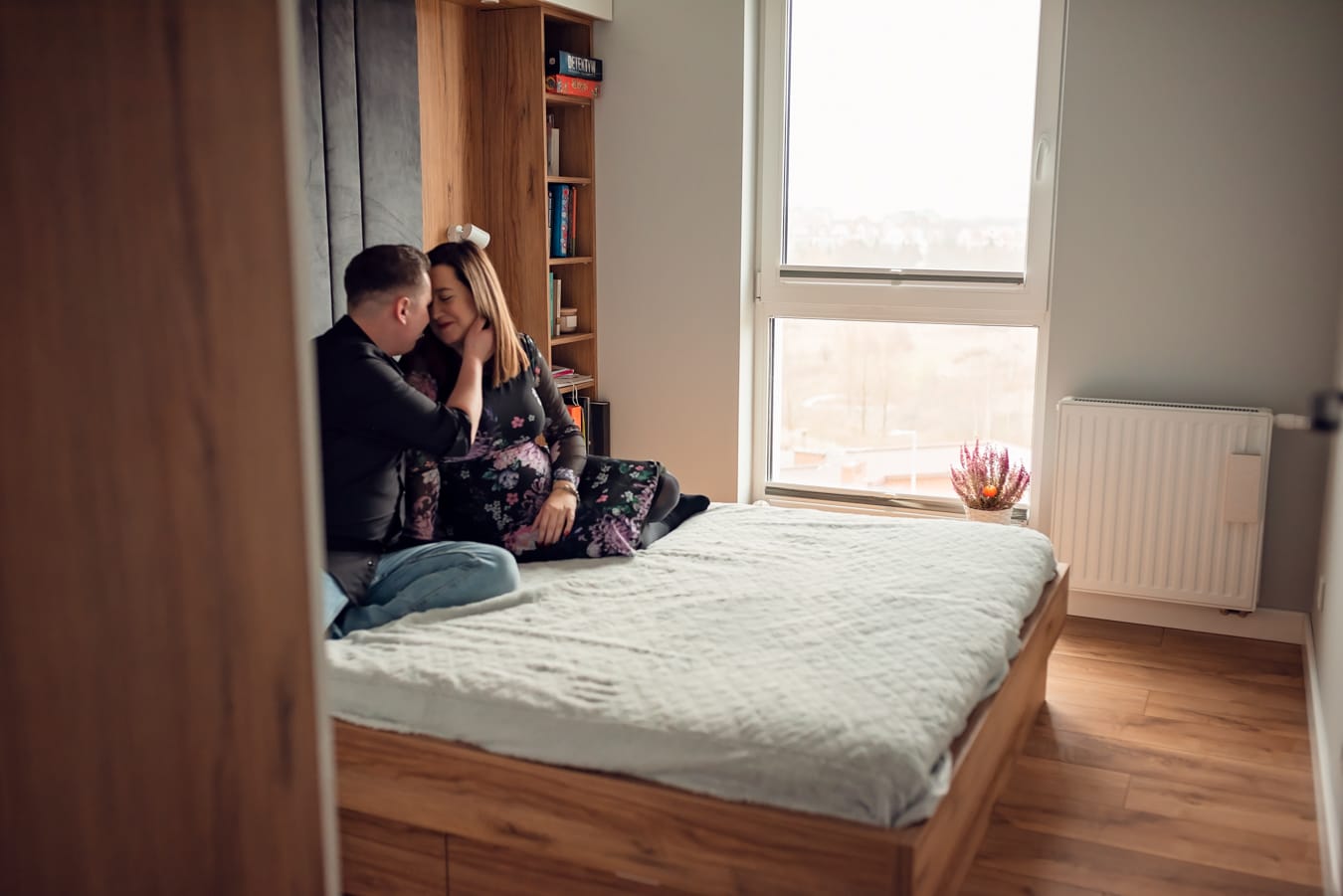 Para przytulona sesja ciążowa w domu Gdańsk