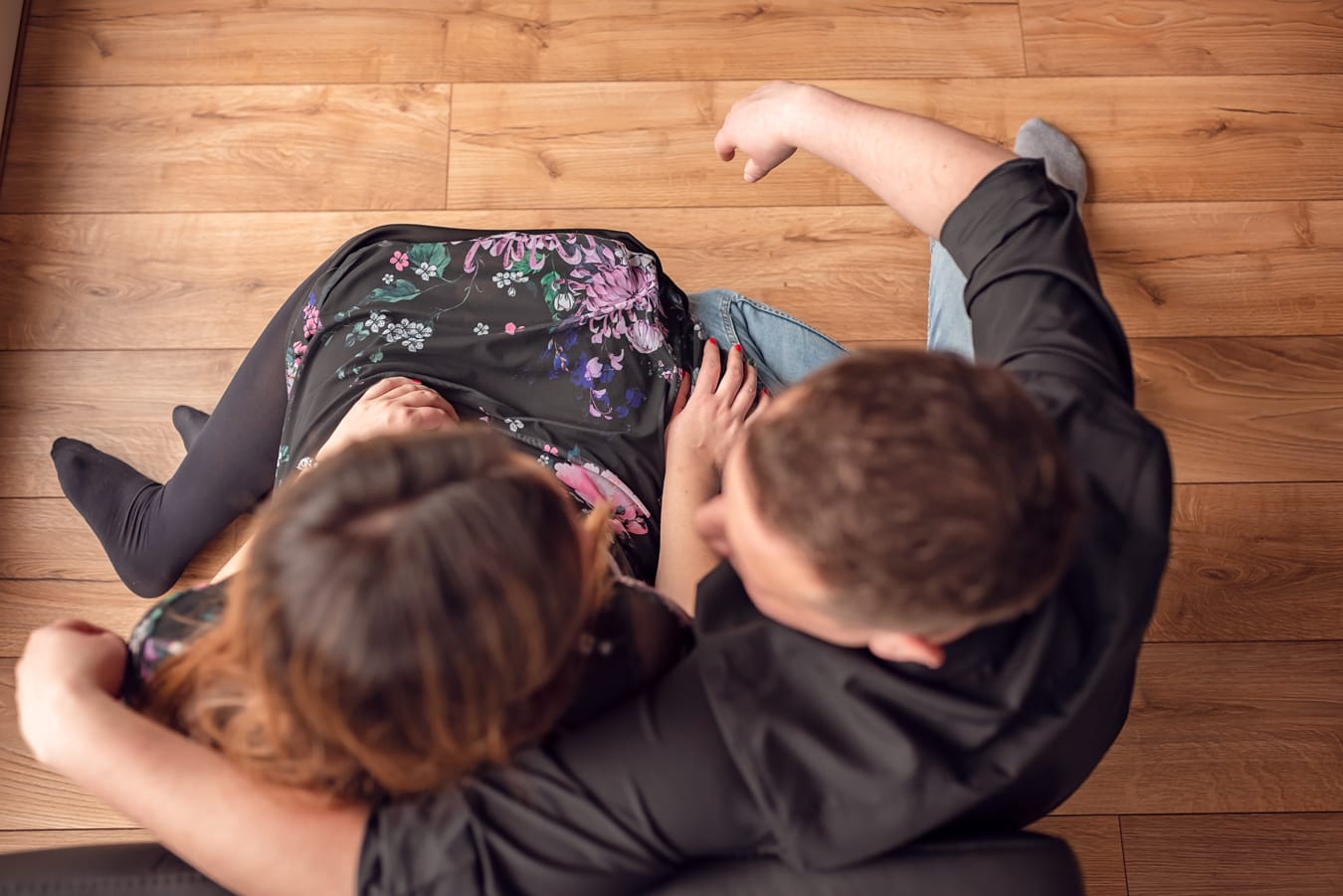 Para przy kanapie sesja ciążowa w domu Gdańsk