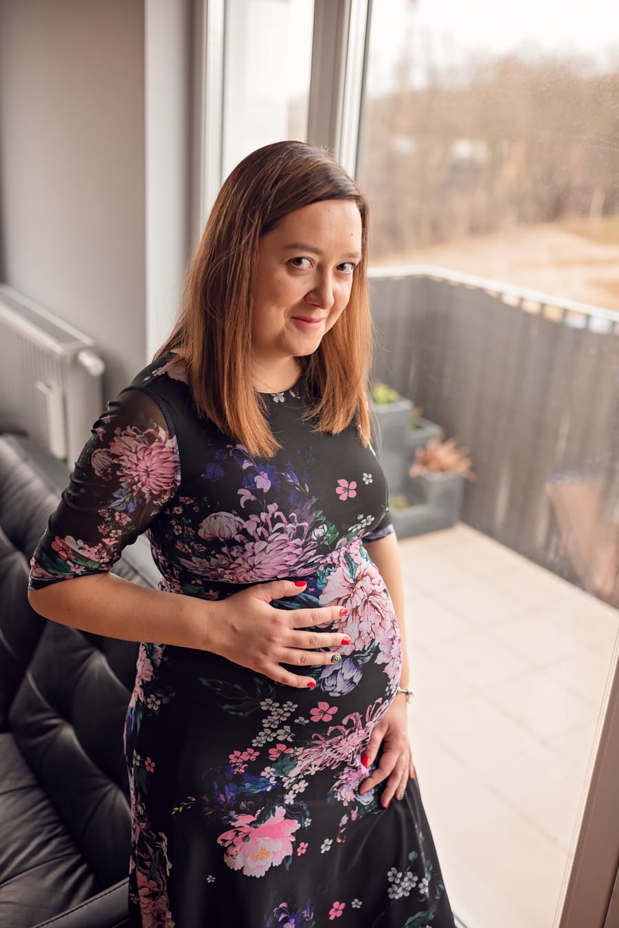 Para na kanapie sesja ciążowa w domu Gdańsk