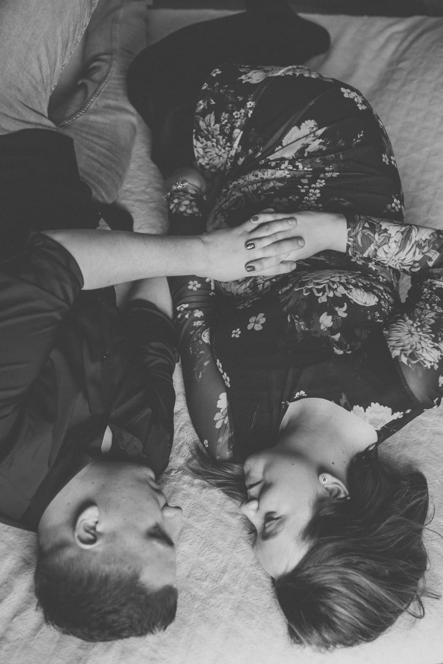 Para w objęciach sesja ciążowa w domu Gdańsk