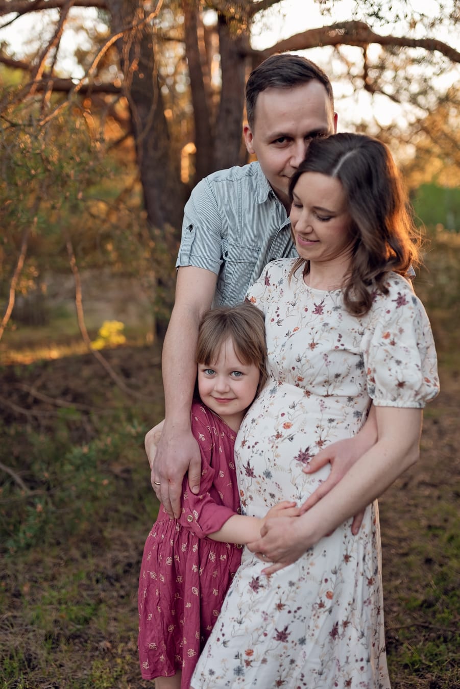 Córka słucha brzuszka mamy sesja ciążowa Gdańsk