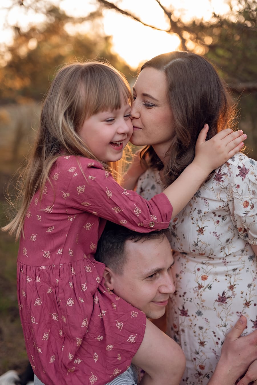 Mama z córką w lesie rodzinna sesja ciążowa Gdańsk