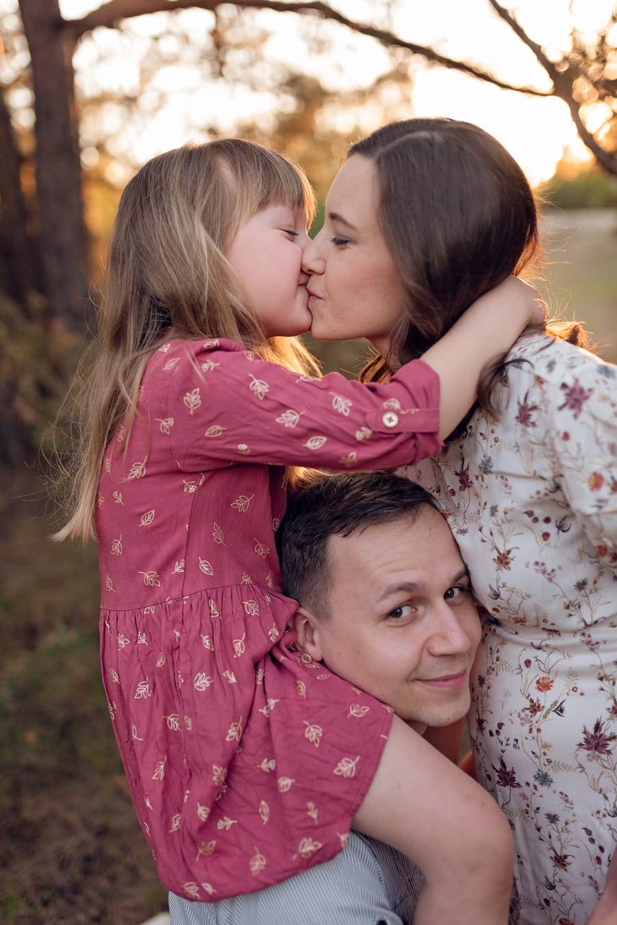 Rodzina w nadmorskim lesie sesja ciążowa Gdańsk
