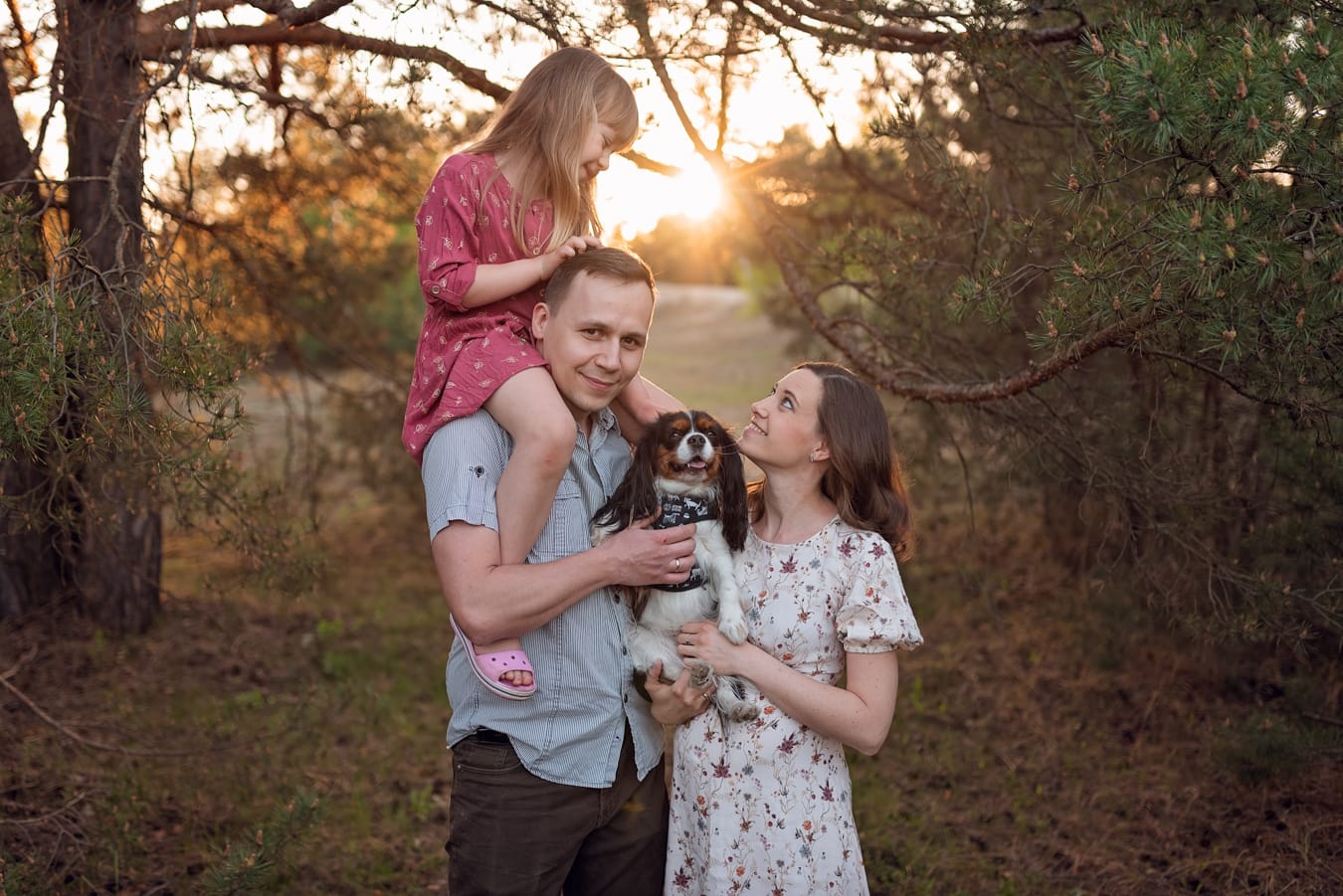 Córka na ramionach taty mama z psem sesja ciążowa