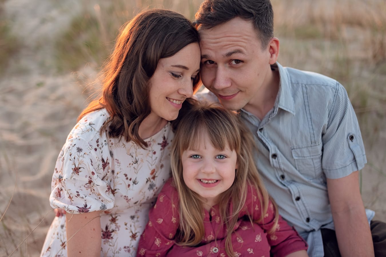 Rodzina na plaży zachód słońca sesja ciążowa Gdańsk