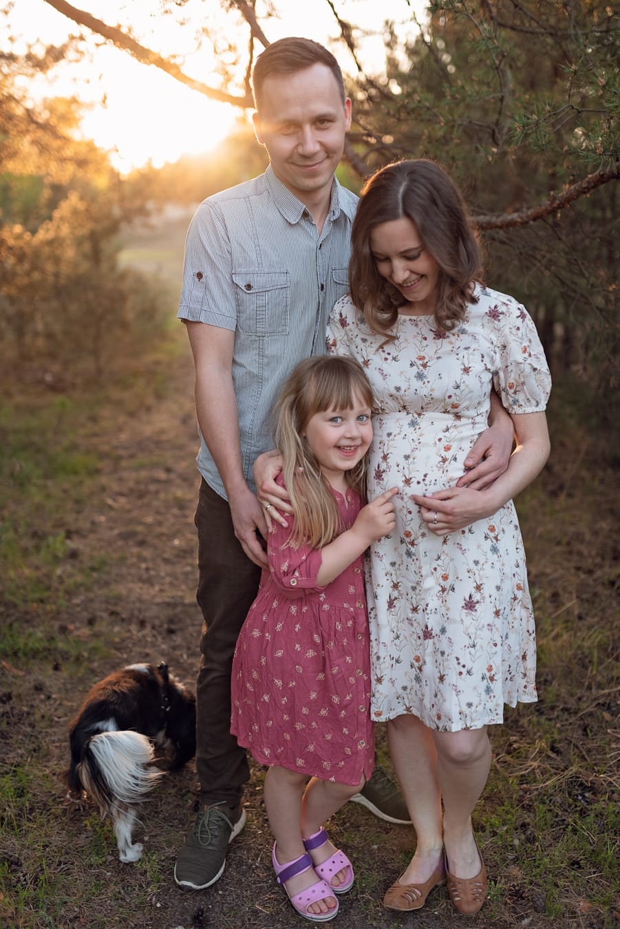 Mama z córką i psem w lesie sesja ciążowa Gdańsk