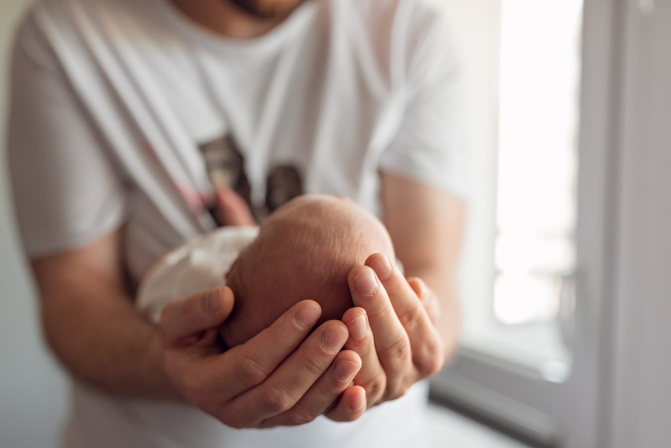 Tata z noworodkiem sesja noworodkowa w domu Sopot