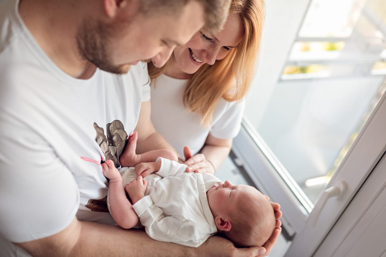 Cała rodzina z noworodkiem sesja w domu Sopot