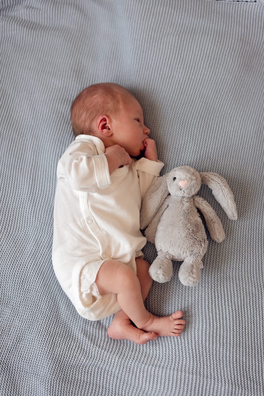 Noworodek śpi na kocu sesja noworodkowa Sopot