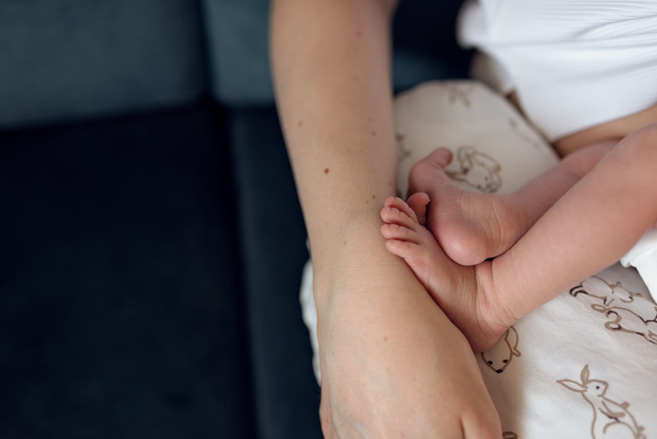 Stópki noworodka sesja noworodkowa w domu Sopot