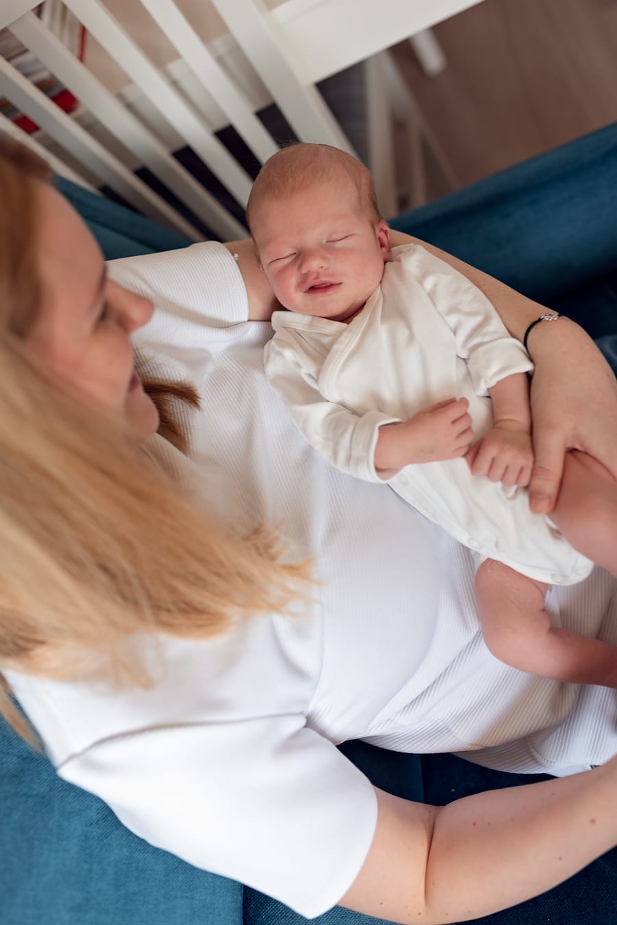 Mama z uśmiechniętym noworodkiem sesja Sopot