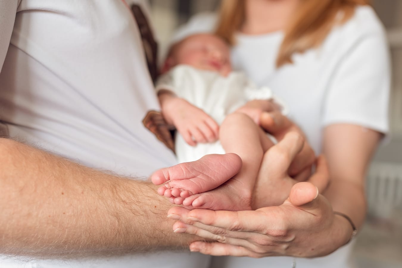 Stópka noworodka w dłoniach rodziców sesja Sopot