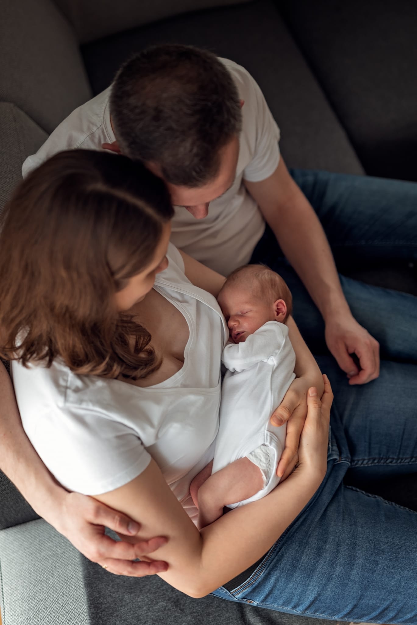 Rodzice z noworodkiem sesja noworodkowa w domu
