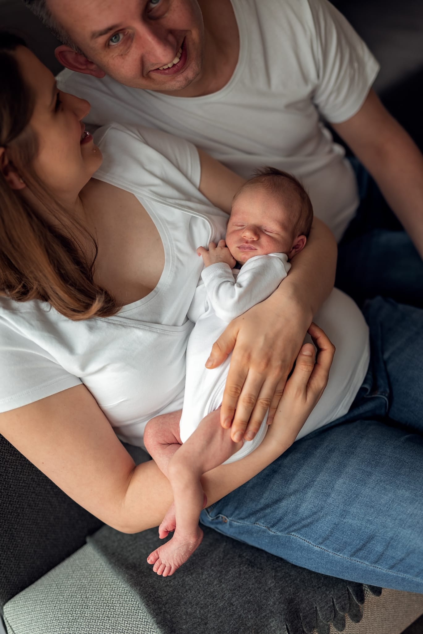 Portret rodziny na kanapie co ubrać na sesję noworodkową